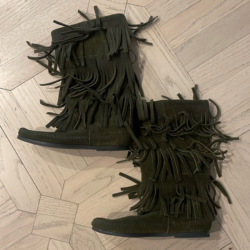 Cute Minnetonka green fringe boots.